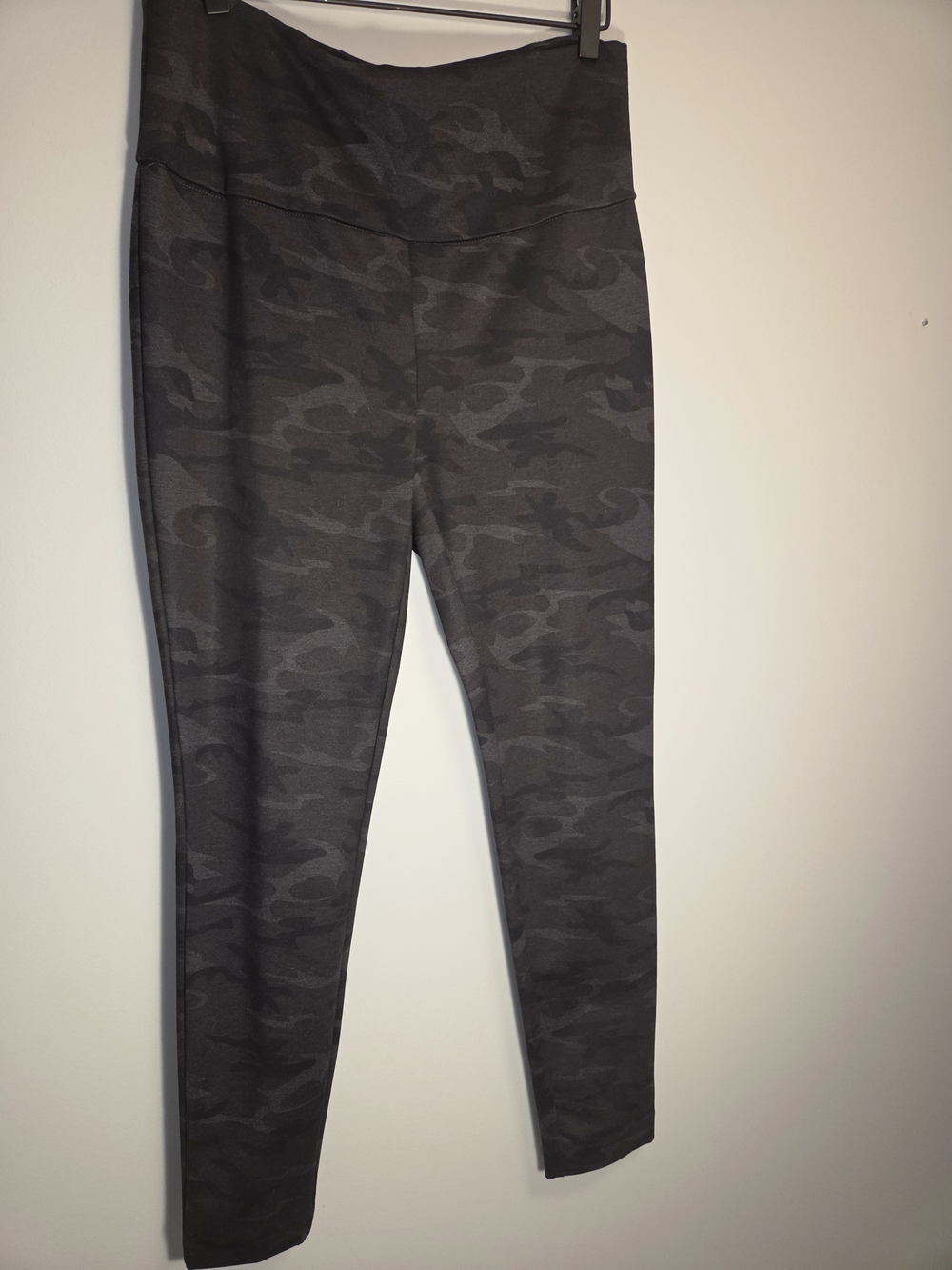 Nicole Miller New York High Waisted Black Gray Camo Leggings Size Medium.